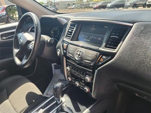 2020 Nissan Pathfinder SV