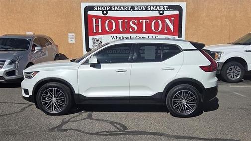 White 2021 Volvo XC40 T5 Momentum