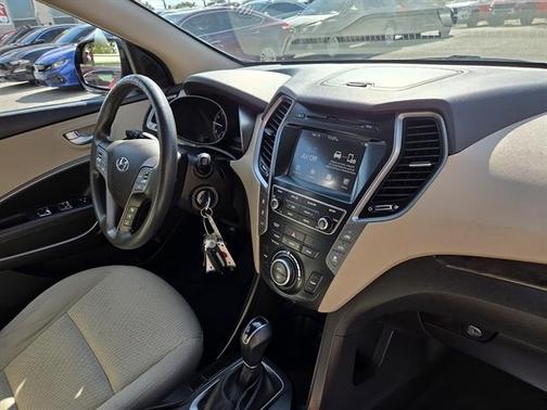 2017 Hyundai SANTA FE SE