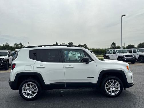 Alpine White Clearcoat 2022 Jeep Renegade Latitude