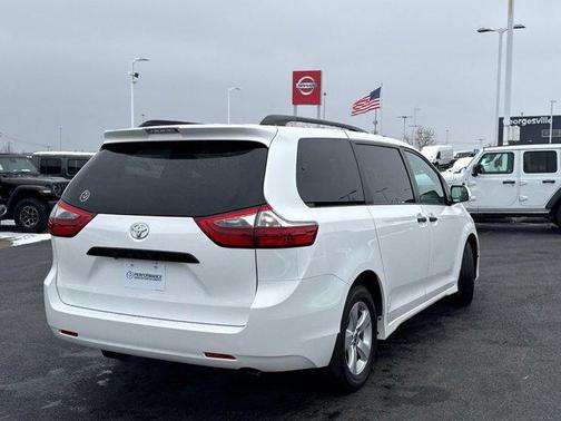 2020 Toyota Sienna SE