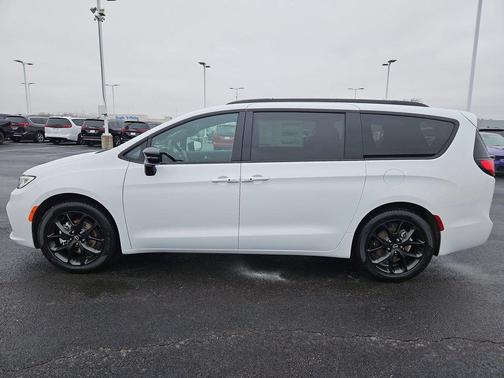 Bright White Clearcoat 2026 Chrysler Pacifica L