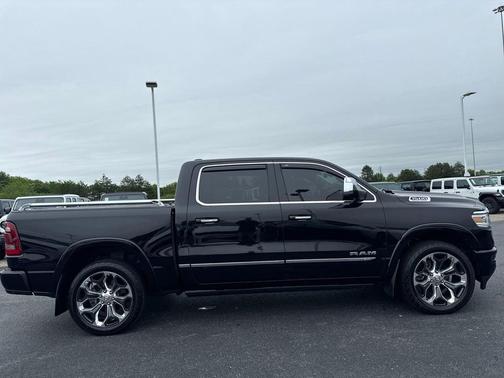 Diamond Black Crystal Pearlcoat 2021 RAM 1500 Limited