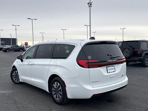 2025 Chrysler Pacifica Hybrid Select