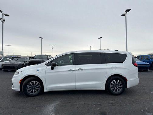 2025 Chrysler Pacifica Hybrid Select