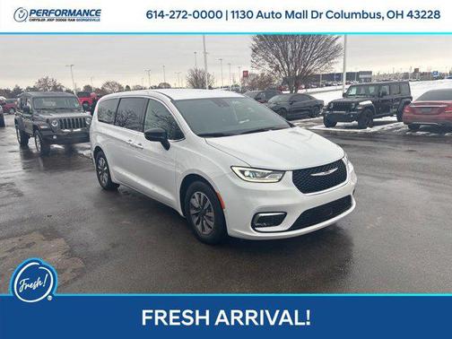 2025 Chrysler Pacifica Hybrid Select