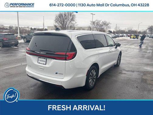 2025 Chrysler Pacifica Hybrid Select