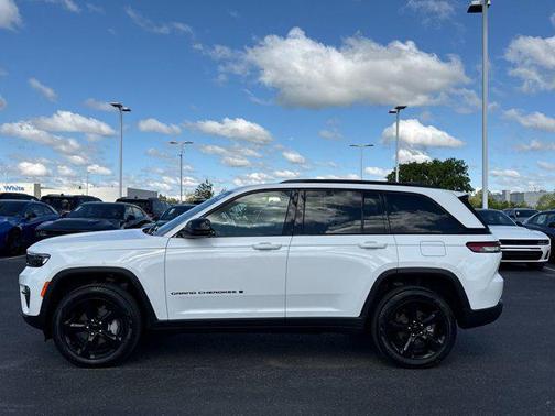 Bright White Clearcoat 2024 Jeep Grand Cherokee Limited