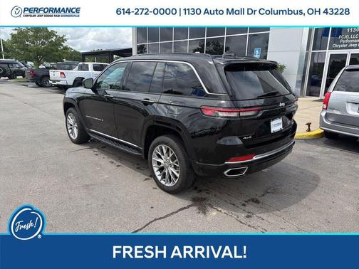 Diamond Black Crystal Pearlcoat 2024 Jeep Grand Cherokee Summit