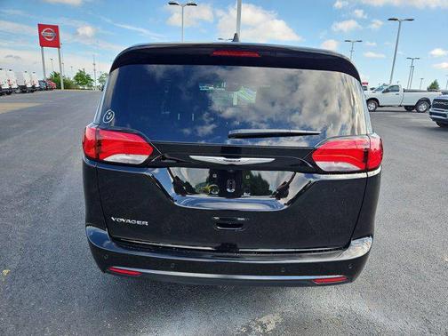 2025 Chrysler Voyager LX
