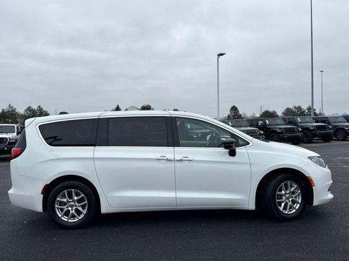 2024 Chrysler Voyager LX