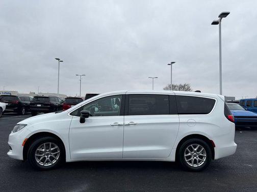 2024 Chrysler Voyager LX