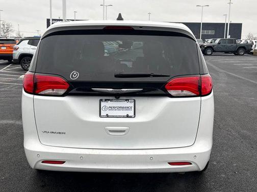 2024 Chrysler Voyager LX