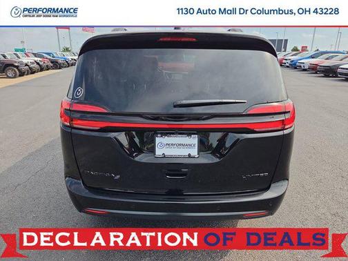 Diamond Black Crystal Pearlcoat 2027 Chrysler Pacifica Limited