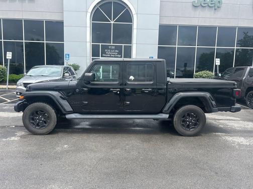 Black Clearcoat 2022 Jeep Gladiator Willys