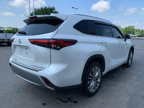 2022 Toyota Highlander Platinum