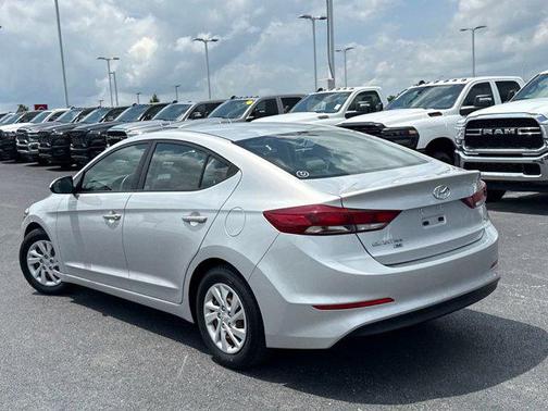 2018 Hyundai ELANTRA SE