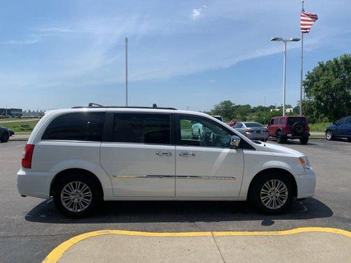 2015 Chrysler Town & Country Touring-L