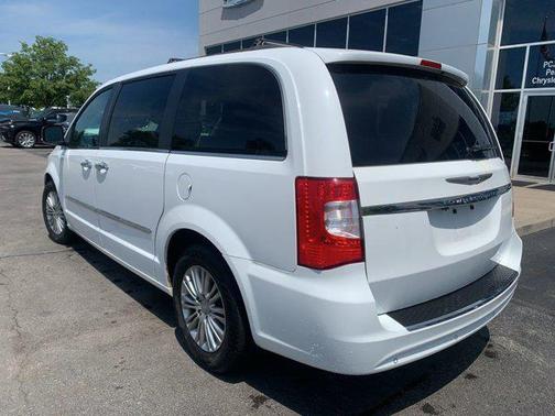 2015 Chrysler Town & Country Touring-L