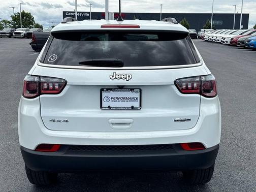 Bright White Clearcoat 2024 Jeep Compass Latitude Lux