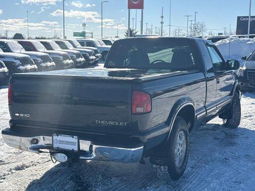 2000 Chevrolet S-10 Base