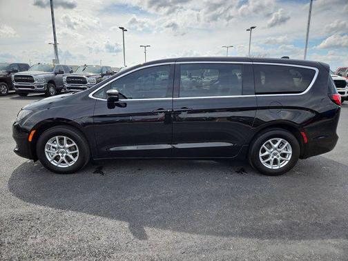 2025 Chrysler Voyager LX