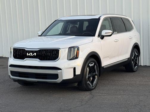 Glacial White Pearl 2023 Kia Telluride EX