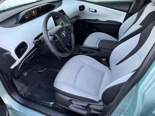 2022 Toyota Prius LE