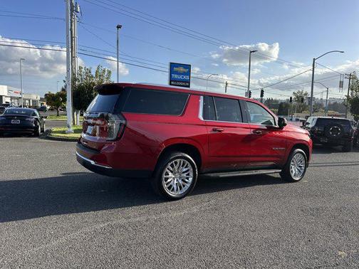 2025 Chevrolet Suburban LT