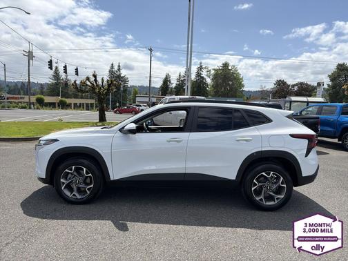 Summit White 2025 Chevrolet Trax LT
