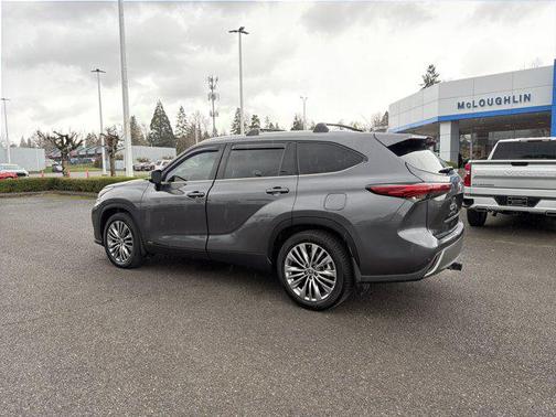 2022 Toyota Highlander Hybrid Platinum