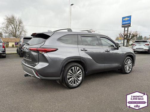 2022 Toyota Highlander Hybrid Platinum