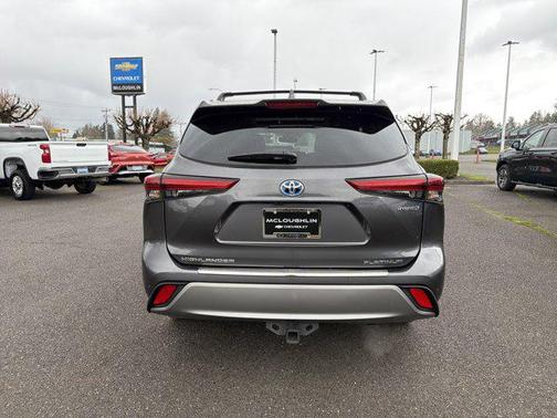 2022 Toyota Highlander Hybrid Platinum