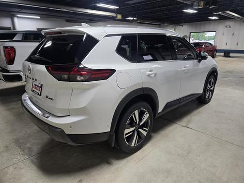 Everest White Pearl 2024 Nissan Rogue SL