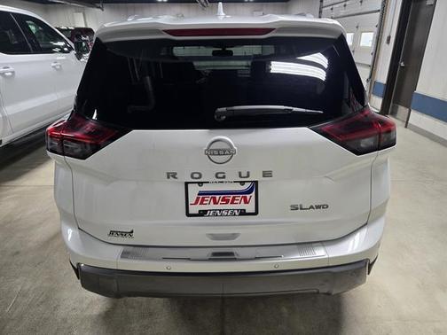 Everest White Pearl 2024 Nissan Rogue SL