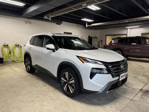 Everest White Pearl 2024 Nissan Rogue SL
