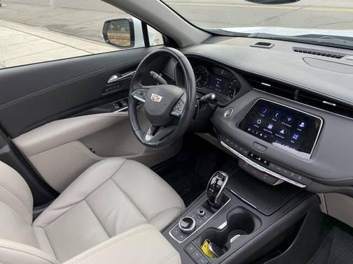 2022 Cadillac XT4 Premium Luxury