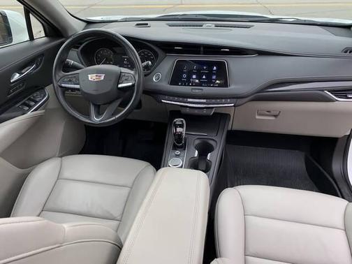 2022 Cadillac XT4 Premium Luxury