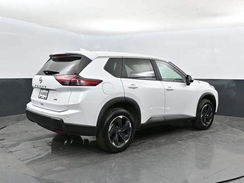 Everest White P 2025 Nissan Rogue SV