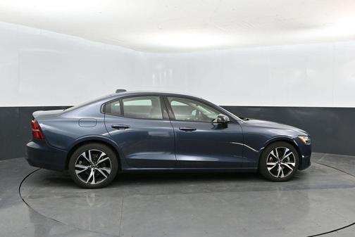 2024 Volvo S60 B5 Plus Dark Theme