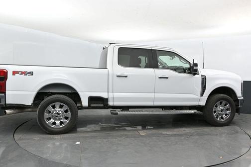 Oxford White 2025 Ford F-250 Lariat