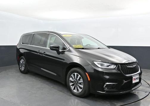 Brilliant Black Crystal Pearlcoat 2023 Chrysler Pacifica Hybrid Touring L