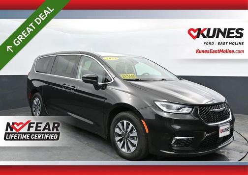 Brilliant Black Crystal Pearlcoat 2023 Chrysler Pacifica Hybrid Touring L