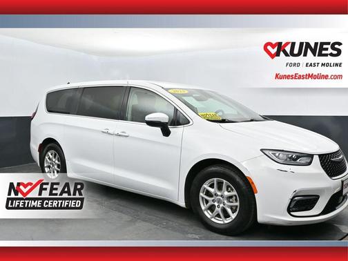 2023 Chrysler Pacifica Touring-L