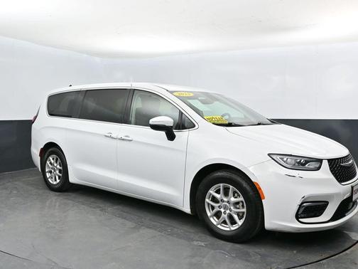 2023 Chrysler Pacifica Touring-L