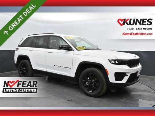 Bright White Clearcoat 2025 Jeep Grand Cherokee Laredo