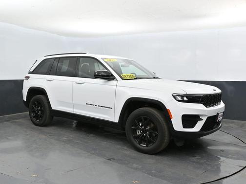 Bright White Clearcoat 2025 Jeep Grand Cherokee Laredo