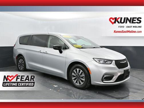 2024 Chrysler Pacifica Hybrid Select