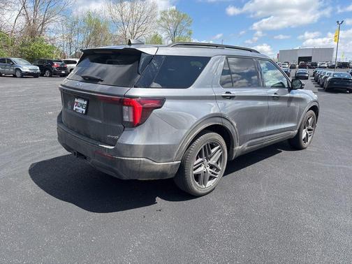 Gray Metallic 2025 Ford Explorer ST-Line
