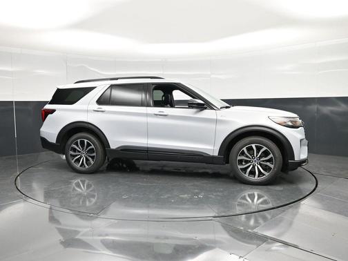 White Metallic 2026 Ford Explorer ST-Line